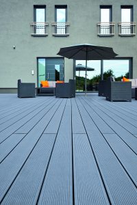 wpc-terrassendiele_kompakte-massiv_grau_m_503-F-G-72-0000-1539_Vinothek-schroth_2848_naturinform